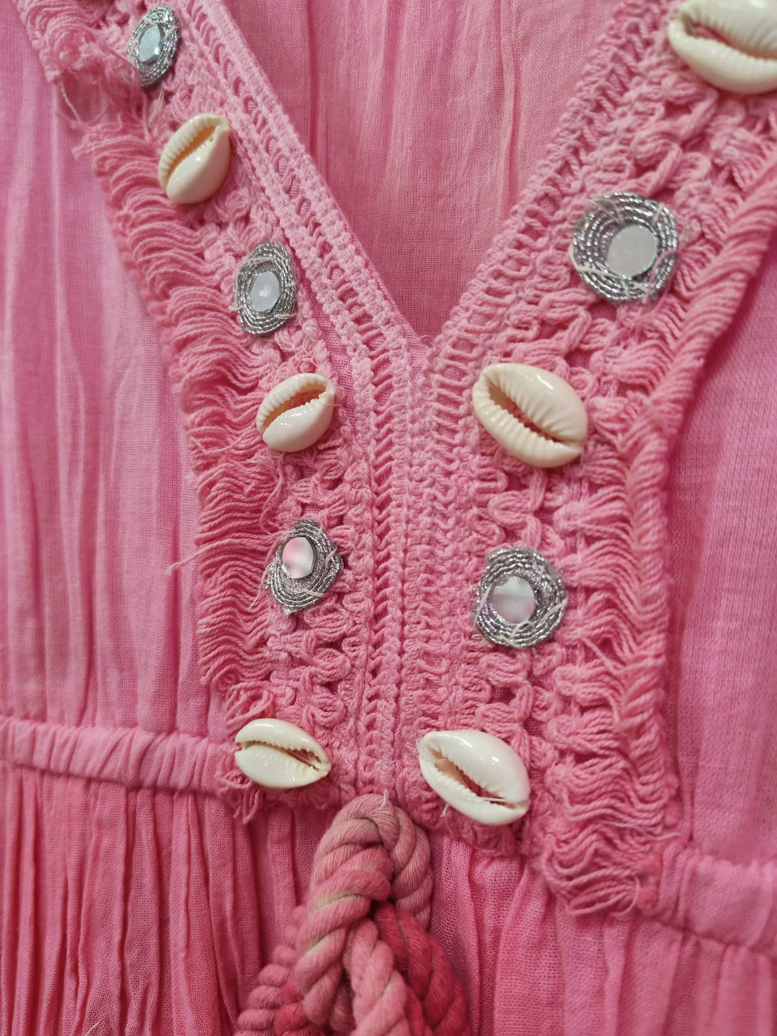 Vestido rosa media manga con caracolas y espejos - Imagen 5