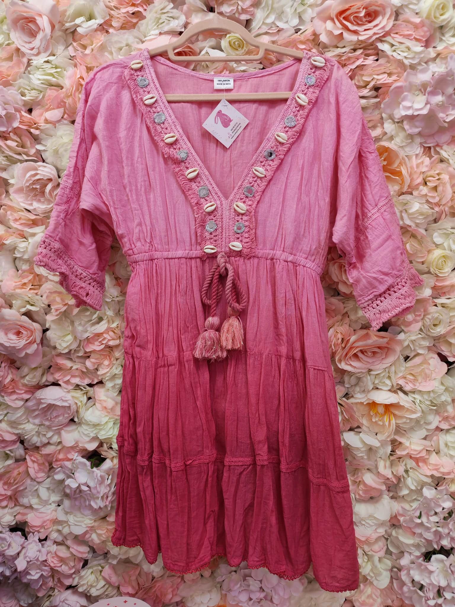 Vestido rosa media manga con caracolas y espejos - Imagen 3