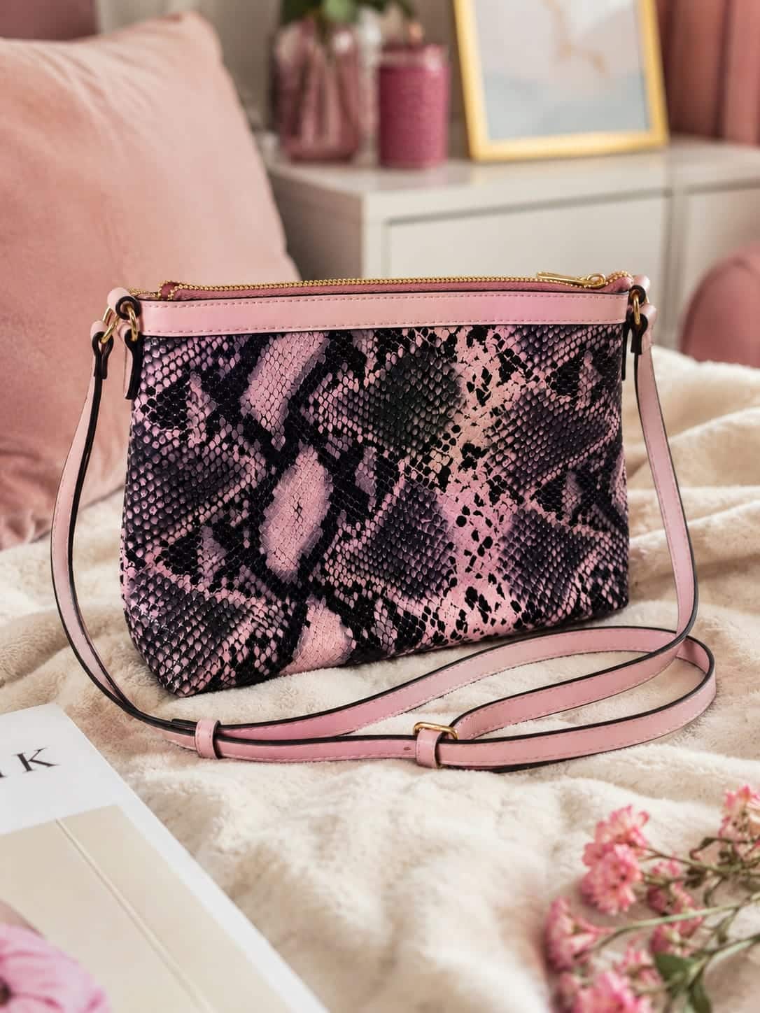 Bolso piel de serpiente rosa