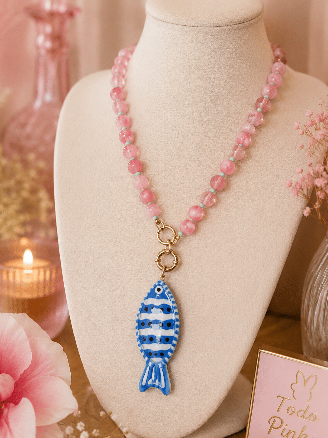 Collar perlas rosas pescado azul