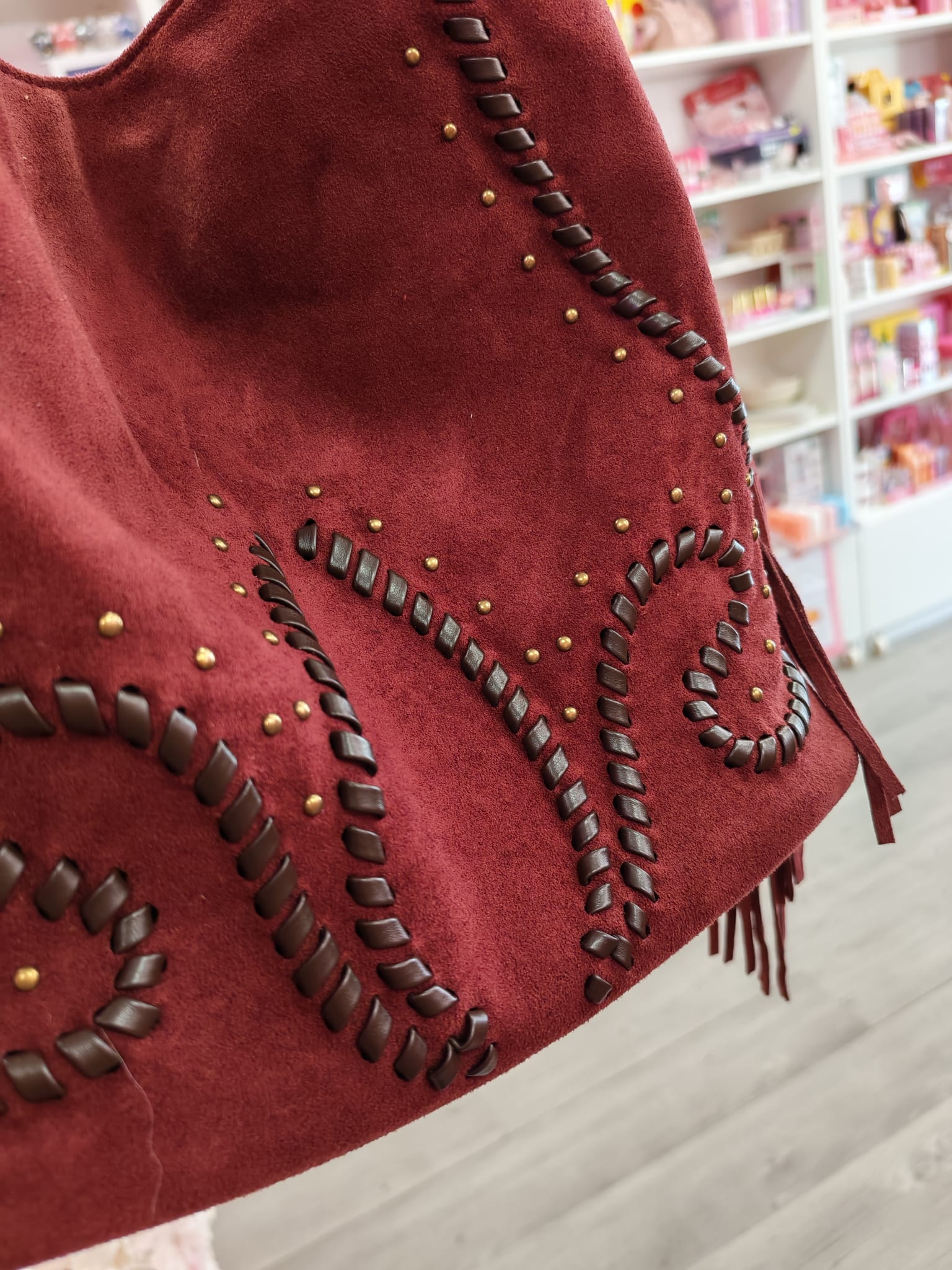 Bolso burdeos tachuelas - Imagen 2