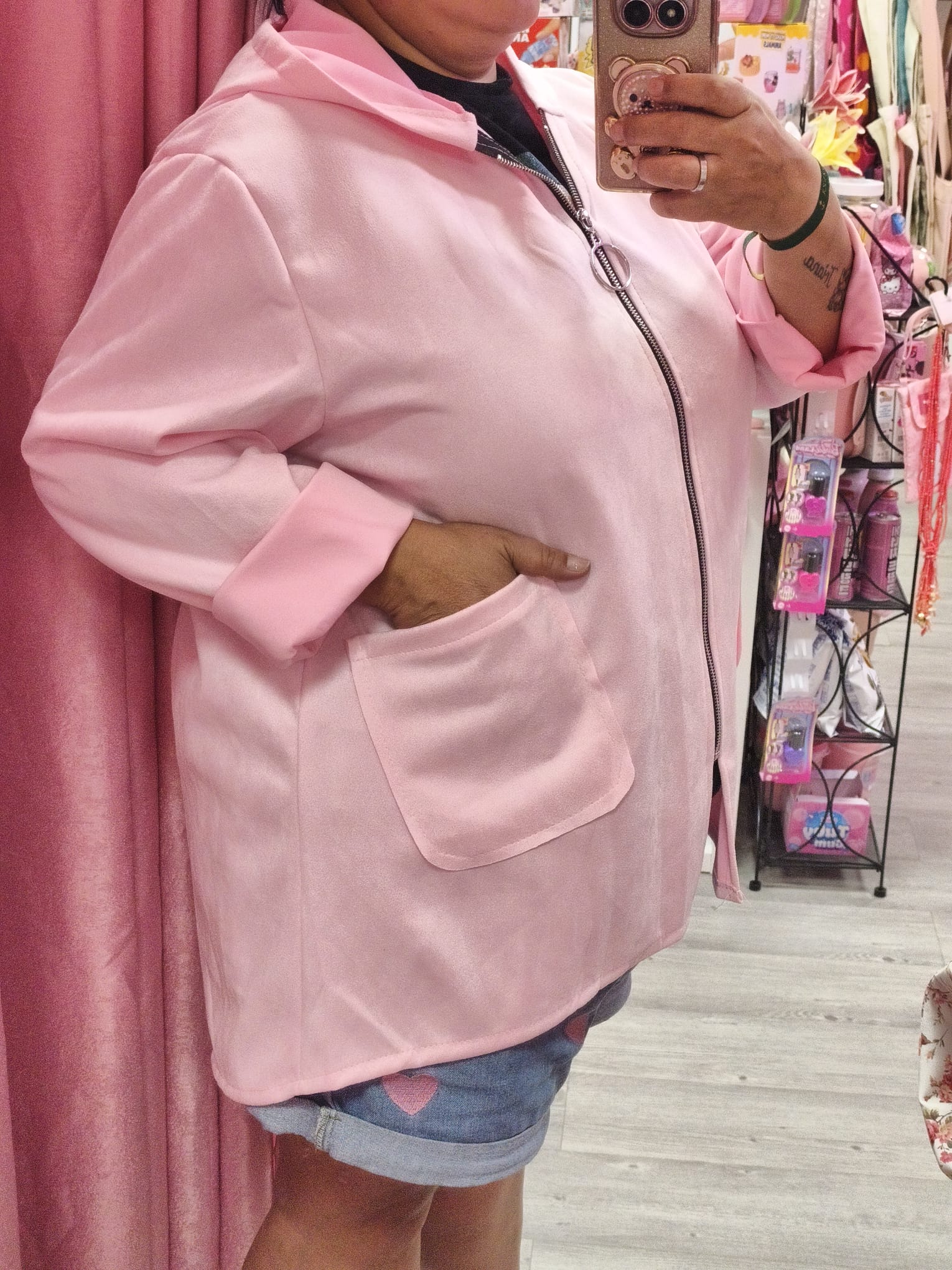 Chaqueta curvy antelina rosa con capucha - Imagen 2