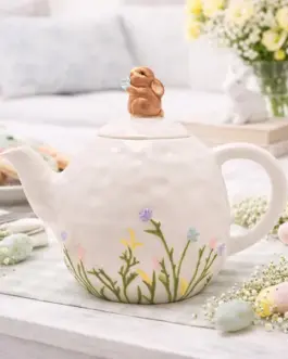 Tetera con flores y conejito