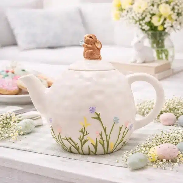 Tetera con flores y conejito