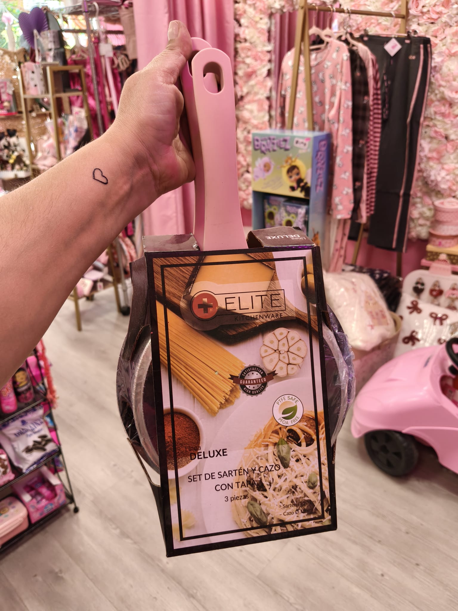 Set de sartén y cazo con tapa rosa - Imagen 4