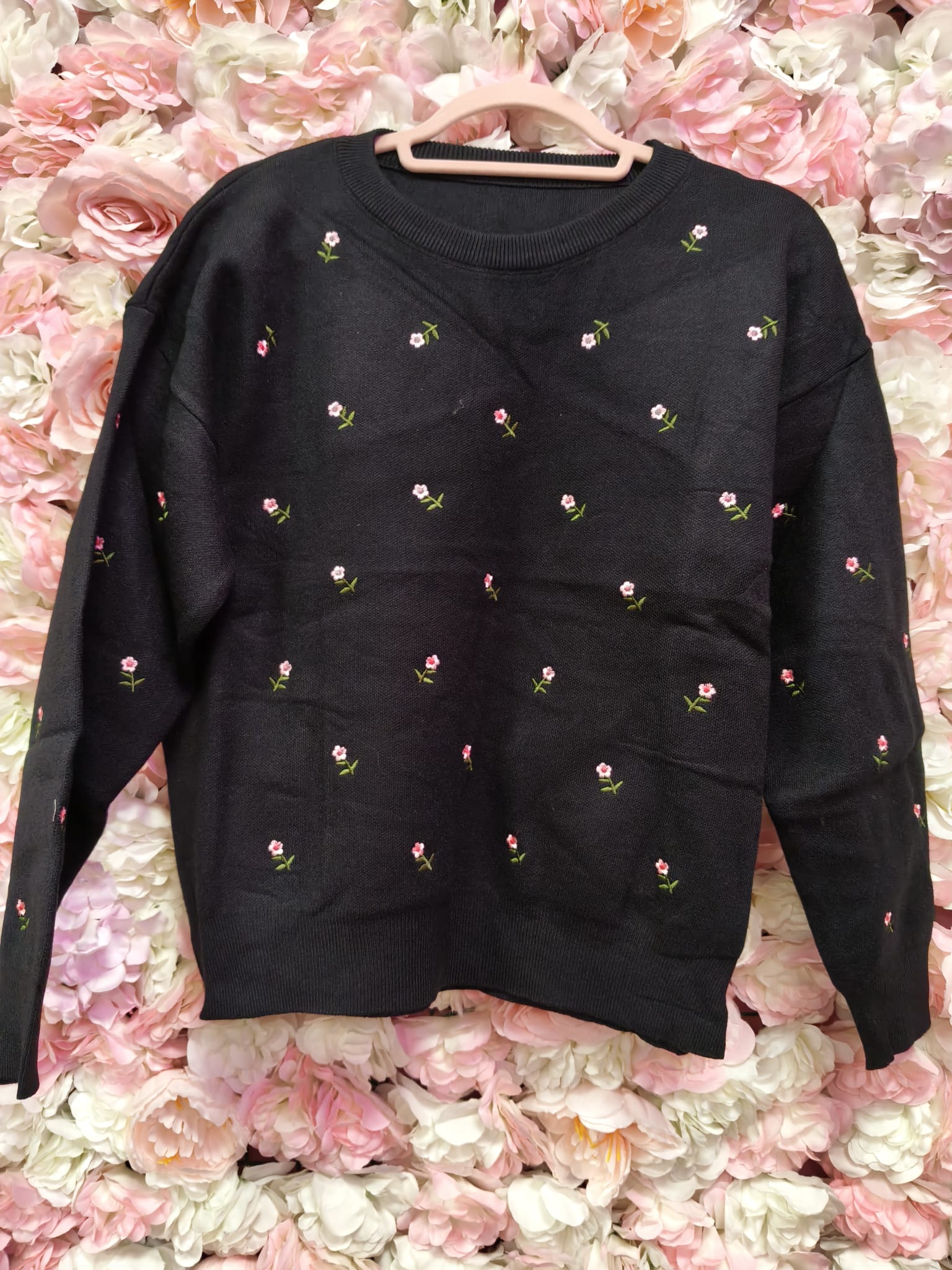 Jersey negro con florecitas - Imagen 3