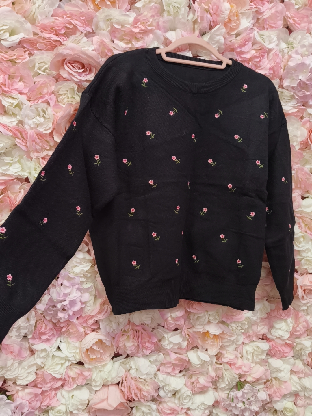 Jersey negro con florecitas - Imagen 2